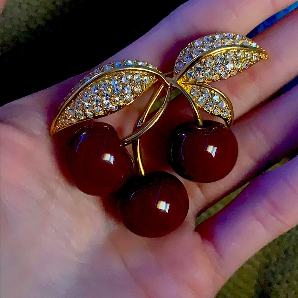 Classic Vintage Joan Rivers pin!